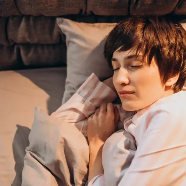 Woman peacefully sleeping, illustrating the role of deep rest in memory improvement and brain health.
