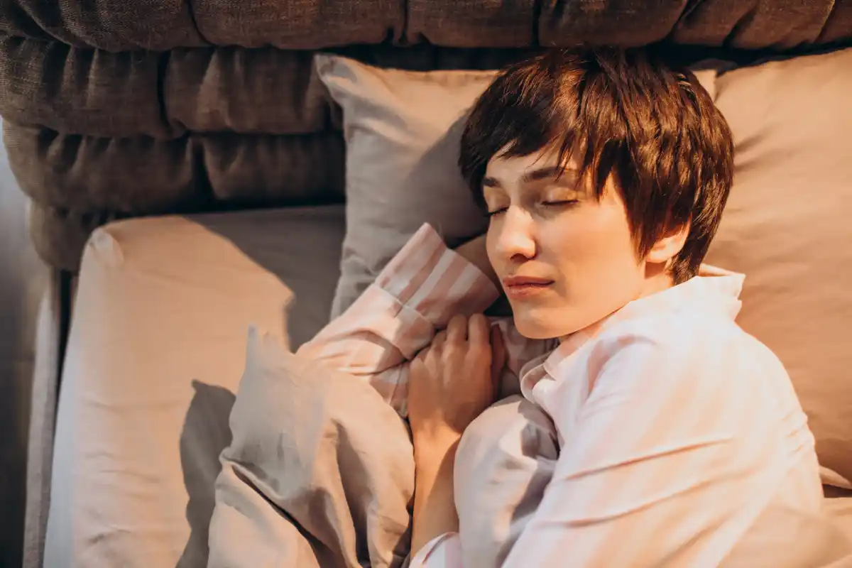 Woman peacefully sleeping, illustrating the role of deep rest in memory improvement and brain health - Save your Brain Wellness